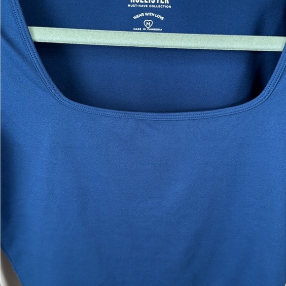 Hollister size medium, navy crop - Picture 2 of 2